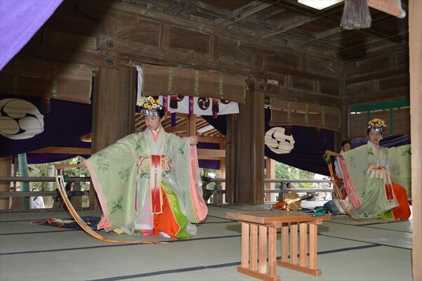 唐澤山神社の秋季例大祭で披露された浦安の舞