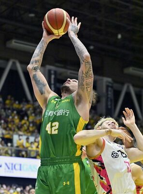 第４クオーター残り11秒、ブレックスのフォトゥ（左）がファウルを受け、決勝のフリースローを獲得する＝ブレックスアリーナ宇都宮