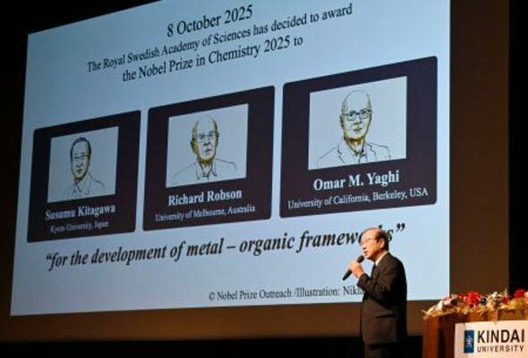 　近畿大で講演する京都大の北川進特別教授＝２４日午後、大阪府東大阪市