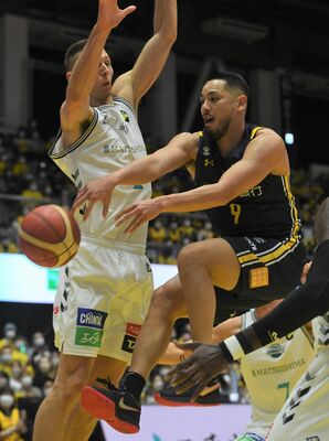 第２クオーター、ブレックスの遠藤が相手ディフェンスを引きつけてパスを回す＝ブレックスアリーナ宇都宮