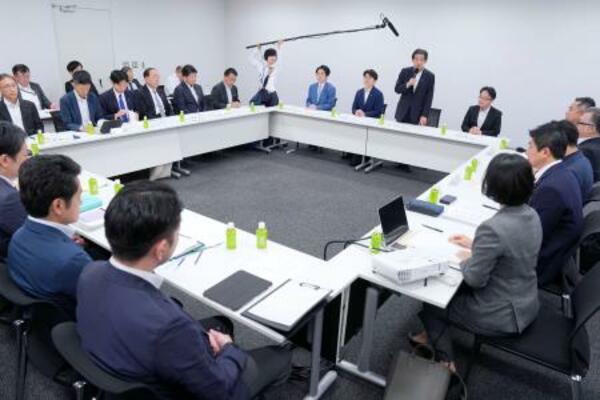 国会内で開かれた選挙運動に関する与野党協議会=27日午後