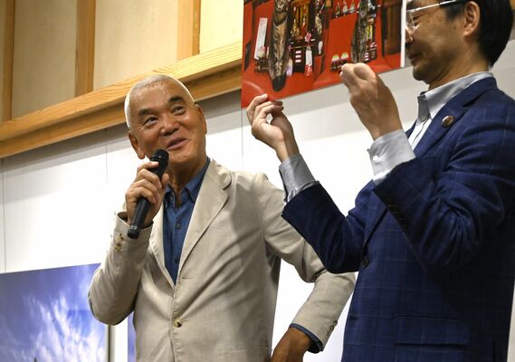 写真を紹介しながら撮影の思い出話を語る岩合さん