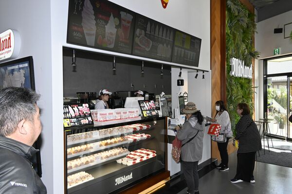 壬生町産のイチゴを使ったフルーツなどを販売するカフェ