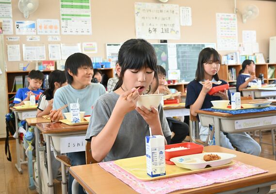 ふくべのスープを頬張る児童