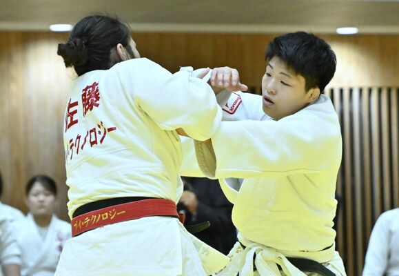 女子3回戦 対馬(シダックス)が組手を争う