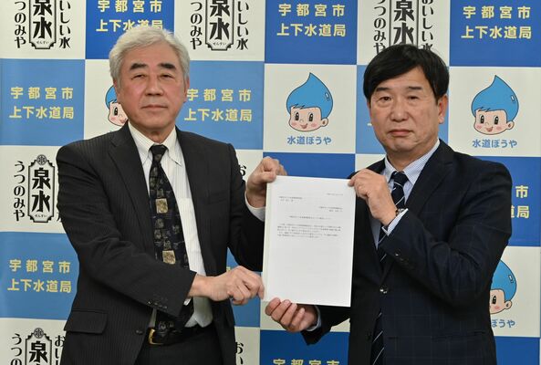 意見書を大竹上下水道管理者に提出した太田座長（左）