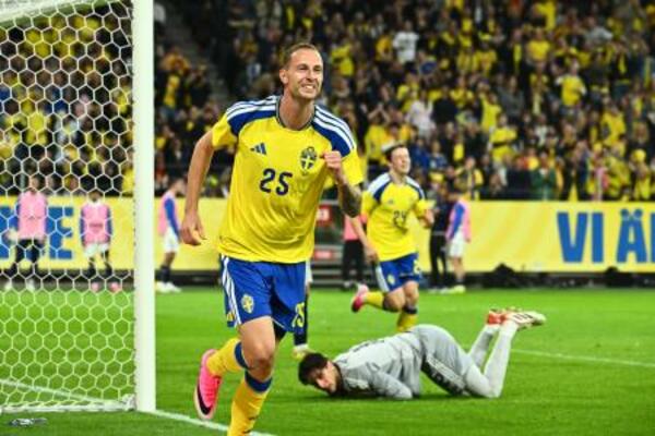 　ギリシャとの親善試合でゴールを決めたスウェーデンのニルソン＝４日、ストックホルム（ＴＴ　ＮＥＷＳ　ＡＧＥＮＣＹ提供、ＡＰ＝共同）