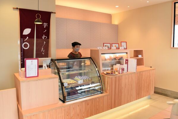 ３日にオープンする芋菓子専門店「芋ノわ」店内＝上三川町