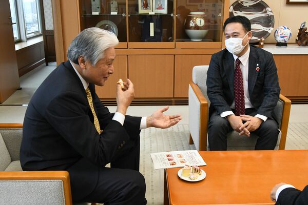 「とちおとめ」を使用したローソンの新商品を試食する福田知事（左）＝１６日午前、県庁