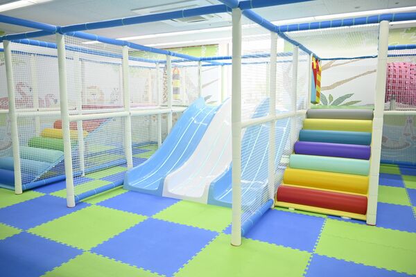 滑り台やトンネルの要素を組み合わせたアスレチック「スーパージャングルジム」