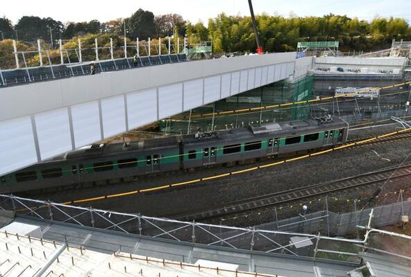 鉄道をまたぐ下り線の橋(左)。隣に上り線を懸架する