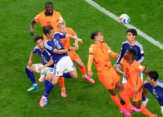 　日本―オランダ　後半、ヘディングシュートを狙う小川（左手前）。この後、鎌田に当たり同点となる＝ダラス（共同）