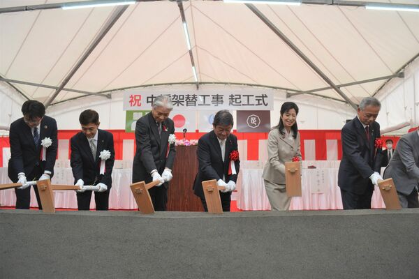 工事の安全などを祈願して行われたくわ入れ