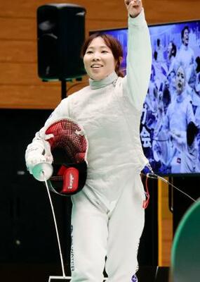 　女子フルーレを制し喜ぶ上野優佳＝東京都港区ＳＣ