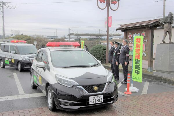 パトロールに出発するパトカー