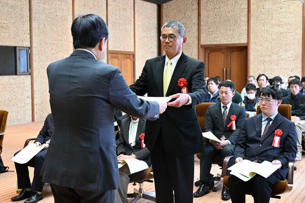 大賞に選ばれ表彰状を受け取る平塚さん（中央）＝19日午後、県公館