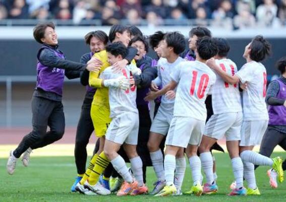 　ＰＫ戦の末、尚志に勝利し喜ぶ神村学園の選手たち＝ＭＵＦＧ国立