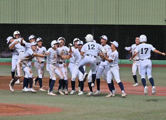 延長10回タイブレークの末、サヨナラ勝ちで２年連続８度目の優勝を果たし、笑顔で集まる佐野日大ナイン＝５日午前11時10分、清原球場