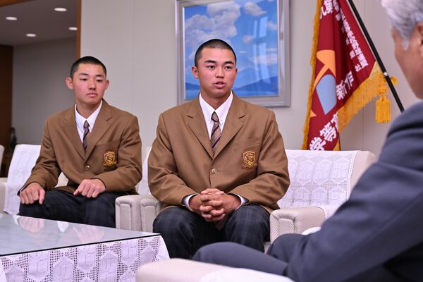 選抜大会の結果を報告する作新の小森主将（中央）ら＝県庁