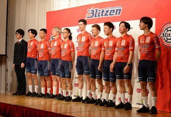 ファンを前に今季の活躍を誓うブリッツェンの選手＝宇都宮市内