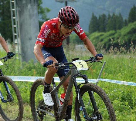 ＸＣＣを制したブリッツェンの沢田（右）＝石川県白山市白山一里野温泉スキー場特設コース