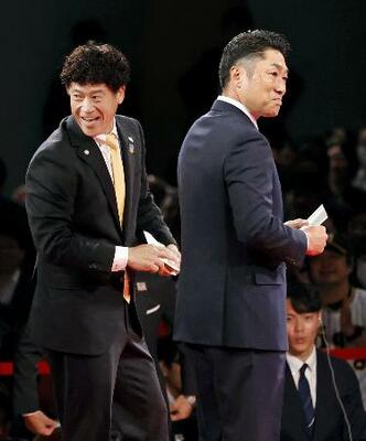 　米スタンフォード大・佐々木麟太郎内野手の指名で競合し、交渉権を獲得したソフトバンク・城島ＣＢＯ（左）と敗れたＤｅＮＡ・相川監督＝２３日午後、東京都内のホテル