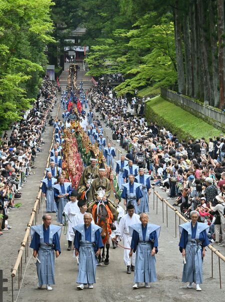 新緑の表参道で繰り広げられた「百物揃千人武者行列」=18日午前11時15分、日光市山内