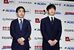 王将戦の前夜祭。記念撮影に臨む藤井王将（右）と菅井八段＝６日午後５時５分、大田原市本町１丁目