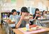 ふくべのスープを頬張る児童