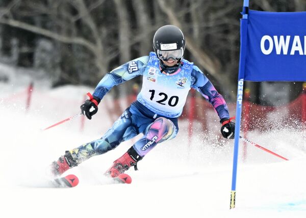 大回転少年男子で16位の紅林（足大付高）＝青森県大鰐町の大鰐温泉スキー場、森田大地撮影