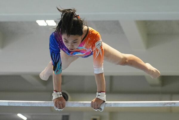 体操女子個人総合で優勝した篠原（宇短大付）の段違い平行棒の演技＝作新学院総合体育館、橋本裕太撮影
