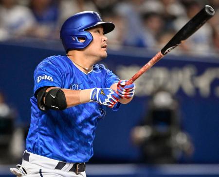 5回DeNA2死一、二塁、筒香が右中間に3ランを放つ=バンテリンドーム
