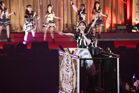 　客席に手を振る柏木由紀（左）と横山由依＝日本武道館