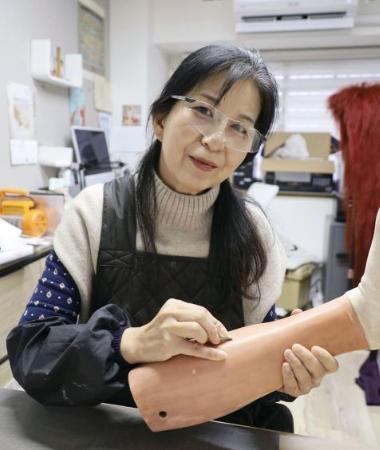　人形修理の技法を説明する和久田優子さん＝京都市