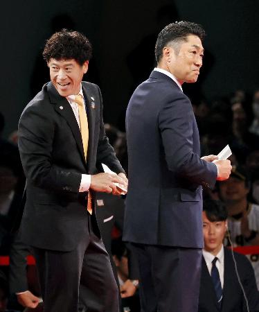 米スタンフォード大・佐々木麟太郎内野手の指名で競合し、交渉権を獲得したソフトバンク・城島CBO(左)と敗れたDeNA・相川監督=23日午後、東京都内のホテル