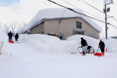 陸自、青森市で除雪作業開始 高齢世帯へ県が災害派遣要請｜全国の