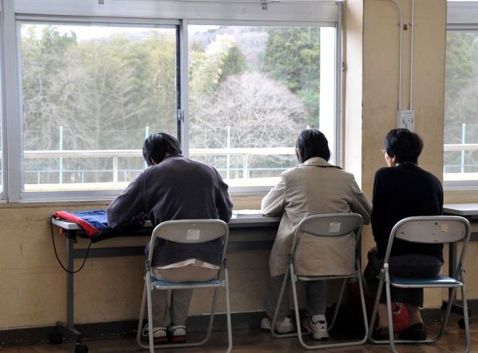 学習支援の教室に週1回通っている大貴君(左)と亮太君(中央)。村上さん(右)がいつも温かく見守る=3月下旬
