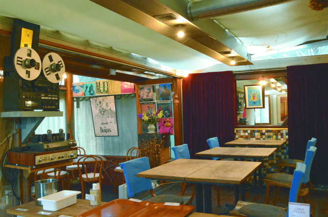 冬の風景とは対照的に色や楽しさにあふれた店内