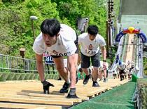 ジャンプ台駆け上がるレース