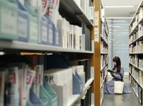 学生の月間書籍費初めて千円切る