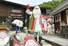那須・フィンランドの森で「夏至祭」始まる　季節外れのサンタ登場　野外ス…