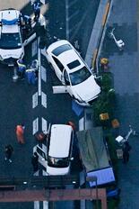 悲鳴と衝突音、男女倒れ男逃げる