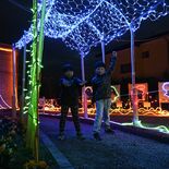 キラキラ浮かび上がる「妖怪ランド」　野木・きらり館でイルミネーション始…