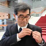 栃木県議補選当選の大貫氏が初登庁　議員バッジを胸に抱負語る