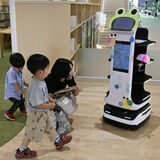 真岡の複合交流拠点monacaで「AI配膳ロボット」が人気　巡回やイベント案内など活躍する「スタッフの一人」