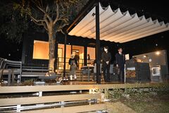 栃木のゴルフ場コース内に宿泊施設　トレーラーハウス改装、専属シェフのまき火料理も