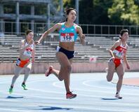 女子二百は高橋が２連覇