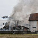 納屋と車庫を全焼、車など10台焼く 栃木
