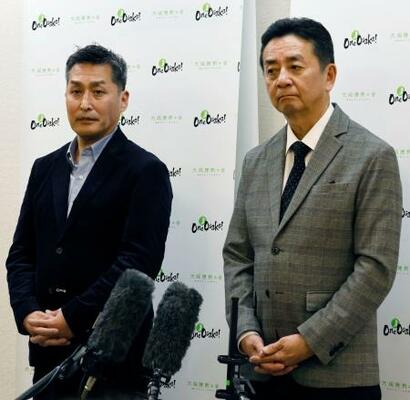 　記者団の取材に応じる、大阪維新の会市議団の竹下隆幹事長（右）ら＝２２日午後、大阪市中央区