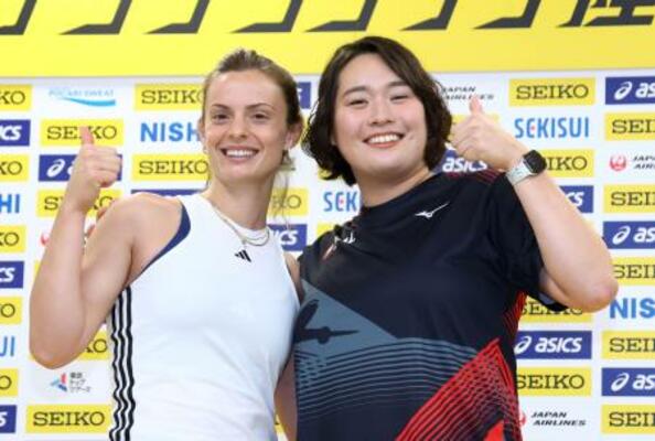 セイコー・ゴールデングランプリの前日記者会見でポーズをとる北口榛花。左はエリナ・ゼンゴ=16日、MUFGスタジアム(代表撮影)